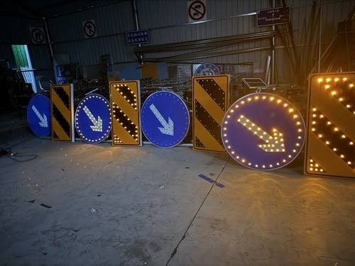 承德承德河南太阳能自发光交通路标牌厂家